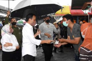 Kunjungi Pasar Kertek Wonosobo, Jokowi Serahkan Bantuan Tunai untuk Pedagang