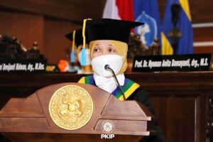 Dikukuhkan Guru Besar, Prof. Budi Suprapti Soroti Tantangan Farmasi Klinik
