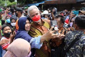 Usai Sapa Jokowi, Warga Rebutan Wefie dengan Gubernur Ganjar