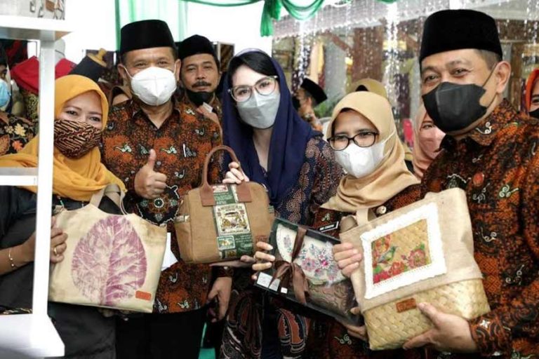Hadiri Pelantikan Pengurus Dekranasda Kabupaten Blitar, Arumi Ingatkan Daya Saing dan Pemasaran Produk UMKM