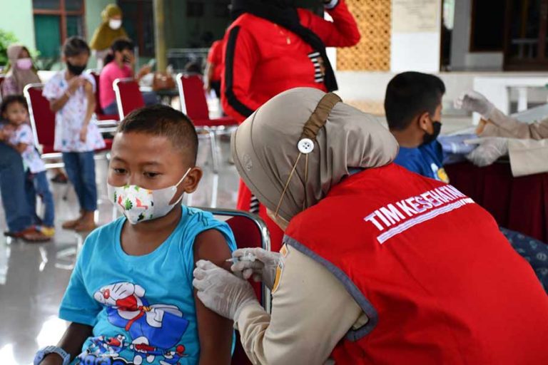 Serbuan Vaksinasi Korem 081/DSJ untuk Anak Usia 6-11 Tahun