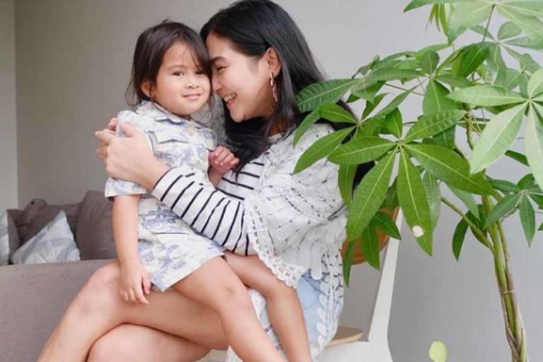 Aksi Serasi Ibu dan Anak ala Caca Tengker