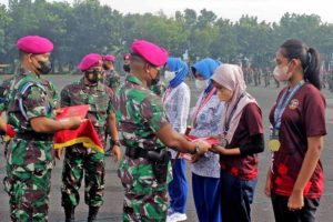 Atlet Putri Yonif 3 Marinir Terima Reward dari Komandan Brigif 2 Marinir