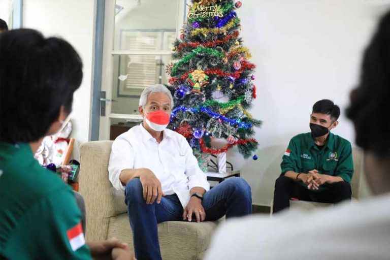 Mereka yang Tak Pulang Saat Natal dan Bersukaria bersama Ganjar