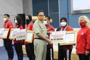 Serahkan Bonus PON XX dan Peparnas XVI, Anies Harap Prestasi Atlet Jakarta Terus Meningkat
