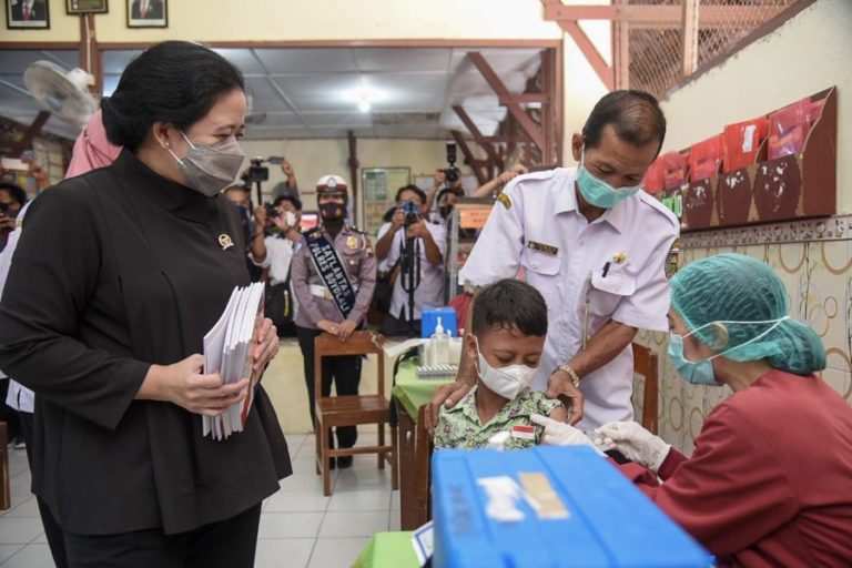 Dua Pasien Omicron Meninggal, Puan: Vaksinasi Harus Dikebut!