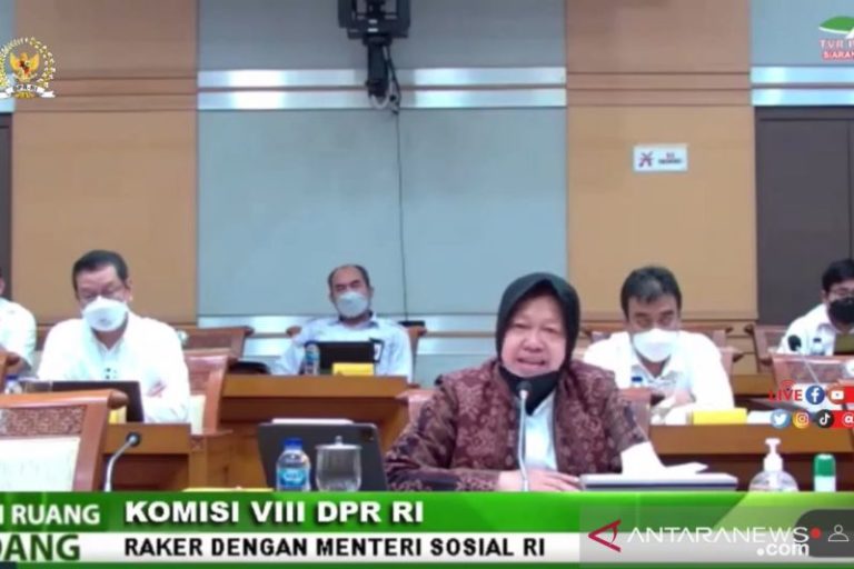 Serahkan Bantuan Sosial, Mensos Risma Sempat Beriteraksi dengan Kaum Disabilitas dan Yatim Piatu di Kendari