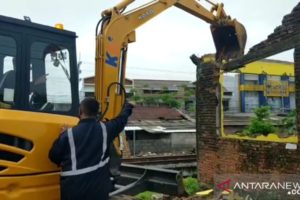 36 Bangunan Liar Di Depan Roxy Mall Mulai Ditertibkan KAI Jember