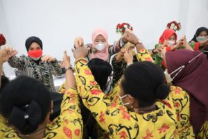 Kunjungi Jateng, DWP Papua Lakukan Tarian Yospan Bersama Atikoh Ganjar