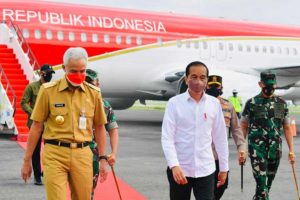 Kunjungan Kerja di Jawa Tengah, Jokowi dan Ganjar Bagikan Sembako dan Ingatkan Prokes