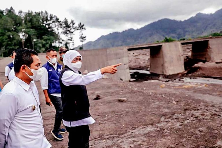 Setelah Banjir Lahar Dingin, Gubernur Khofifah Tinjau Jembatan DAM yang Putus di Lumajang
