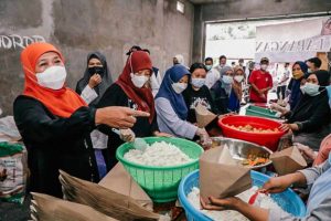 Tinjau Dapur Umum APG Semeru, Khofifah Pastikan Permakanan Pengungsi Layak dan Tercukupi
