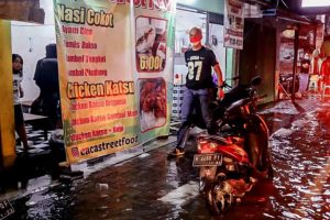 Malam Tahun Baru, Ganjar Tinjau Banjir Semarang Sampai Sandal Jebol