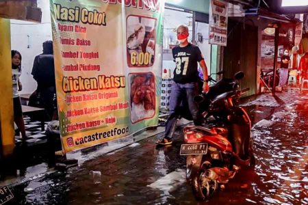 Malam Tahun Baru, Ganjar Tinjau Banjir Semarang Sampai Sandal Jebol
