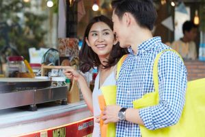 pasangan serasi belanja bahagia