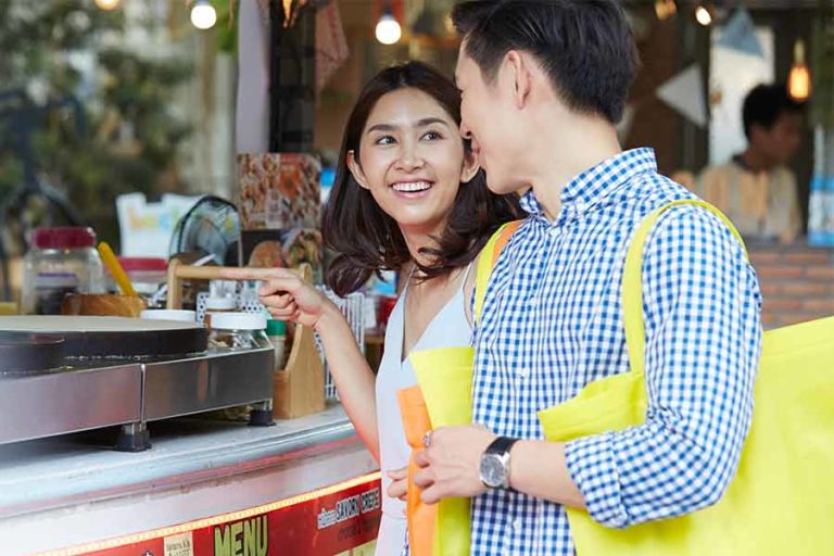 pasangan serasi belanja bahagia