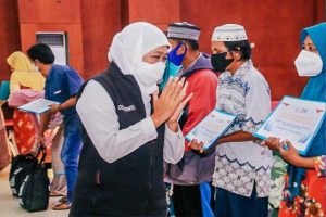 Putus Rantai Rentenir, Gubernur Khofifah Salurkan Rp 50 Juta Zakat Produktif di Pamekasan