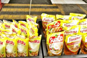 Persediaan di Toko Habis, Warga di Pamekasan Kesulitan Dapatkan Minyak Goreng minyak goreng