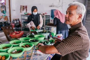 Kulineran bareng Ganjar, Santap Nasi Jamblang Khas Cirebon Sambil Muluk