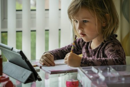 Penggunaan Sistem Pendidikan Berbasis Teknologi Dukung Kesuksesan Blended Learning
