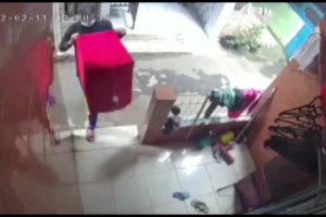 Meresahkan Warga, Dua Orang Maling Burung Kontes Beraksi Di Pasar Rebo