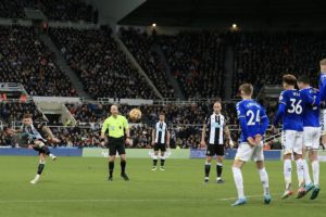 Gol Tandangan Bebas Kieran Trippier Bawa Newcastle Keluar dari Jurang Degradasi