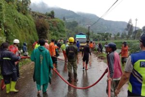Desa Parikesit Alami Longsor, Satu Warga Alami Luka Berat
