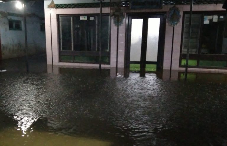 Intensitas Hujan Tinggi, 2.433 Rumah Warga di Cirebon Terendam Banjir Salah satu rumah di Desa Tasikrejo, Kabupaten Pemalang, Jawa Tengah terdampak banjir.