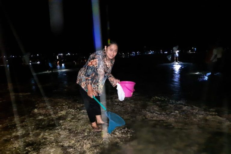 Menunggu Cacing yang Diyakini Jelmaan Putri Raja, Warga Datangi Pantai di Mandalika