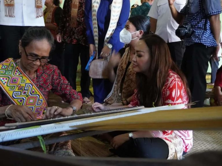 Tenun Warisan Budaya Masyarakat Kapuas Hulu yang Wajib Dilestarikan