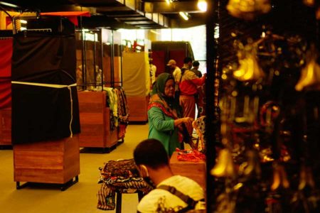 Relokasi PKL Berjalan, Pengunjung Mulai Belanja di Teras Malioboro