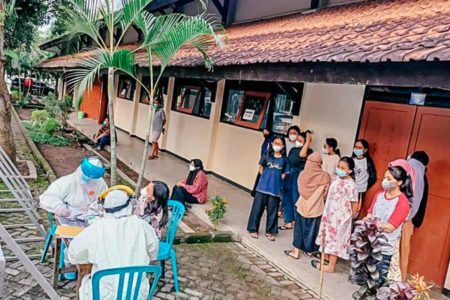 Wali Kota Kediri Beri Semangat Belasan Pasien Covid-19 di Lokasi Isolasi