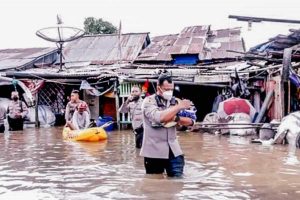 Polres Singkawang Bantu Proses Evakuasi Korban Banjir di Pasiran