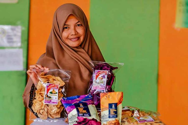 Langkah Kerupuk Azizah, Bermodal Rp500 ribu Kini Raih Omzet Rp200 Juta