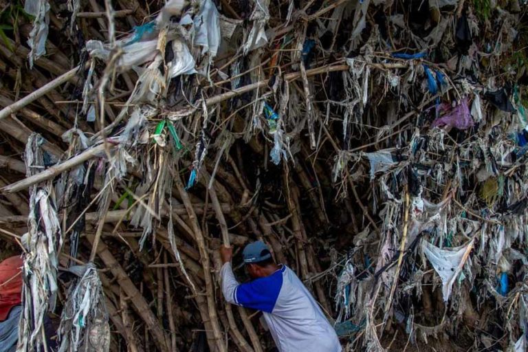 Tumpukan sampah plastik di tepi sungai (foto: Fully Syafi, pilar.id)
