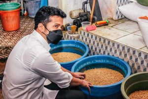 Emil Dardak Puji Perajin Tahu yang tetap Berproduksi Meski Harga Kedelai Naik
