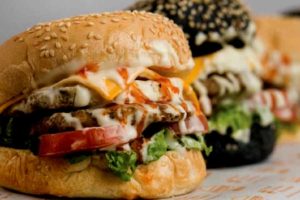 Menikmati Burger 10 Ribuan dengan Kualitas Bintang Lima