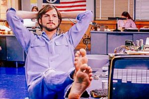 Ashton Kutcher Dukung Ukraina, Karena ini Kampung Halaman Mila Kunis