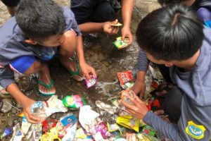 Brand Audit di Wonosalam Temukan Ancaman Sampah Sebanyak 200 Sachet Berbagai Macam Produk