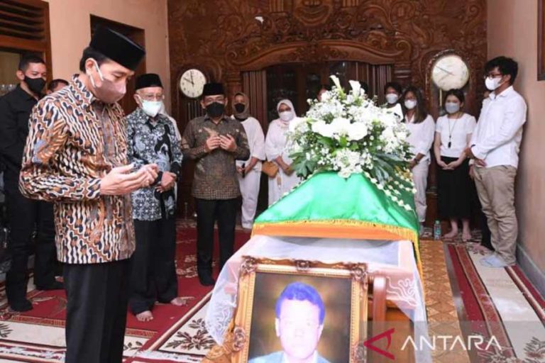 Presiden Jokowi Sampaikan Terima Kasih pada Seluruh Dokter yang Rawat Pamannya