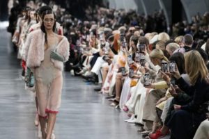 Inspirasi dari Mendiang Karl Lagerfeld, Milan Fashion Digelar