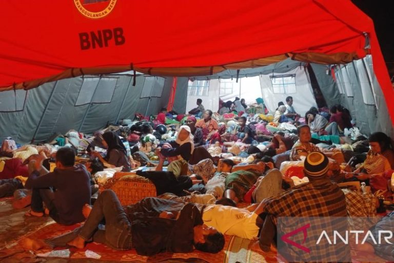 Ribuan Warga Pengungsi Gempa di Sumbar Berdesakan di Tenda Darurat