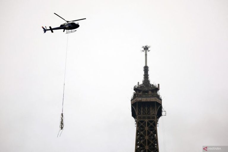 Bertambah Tinggi 6 Meter, Menara Eiffel Pasang Antena Audio Digital