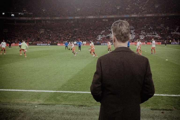 Ten Hag Mendekat ke MU, Van Gaal: Pilihlah Klub Sepak Bola, Bukan Klub Komersial