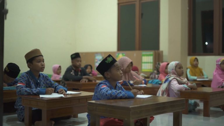 Nyalakan Listrik Sebanyak 526 Rumah di 2 Desa Ketapang, PLN Kalbar Investasi Hingga Rp. 4,2 Milyar