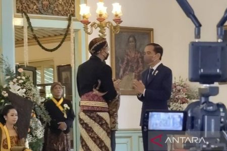 Meski Hanya 10 Menit, Presiden Joko Widodo Sempatkan Hadir di Pengukuhan KGPAA Mangkunegaran X