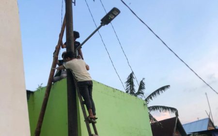 Capai Target Bauran Energi Nasional, Enam Mahasiswa Universitas Pertamina Pasang Panel Surya di Dusun Kuri Caddi