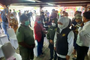 Khofifah Tinjau Pasar Murah Minyak Goreng di Mojokerto, Pemkot Sudah Distribusikan 90 Ribu Liter