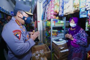 Tinjau Pasar Muntilan, Kapolri Minta Pedagang Lapor Jika Distribusi Minyak Curah Terganggu