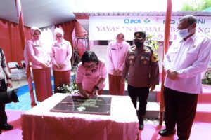 Dorong Terciptanya Lingkungan Sehat, Yayasan Kemala Bhayangkari Jatim Bangun MCK di Bangkalan
